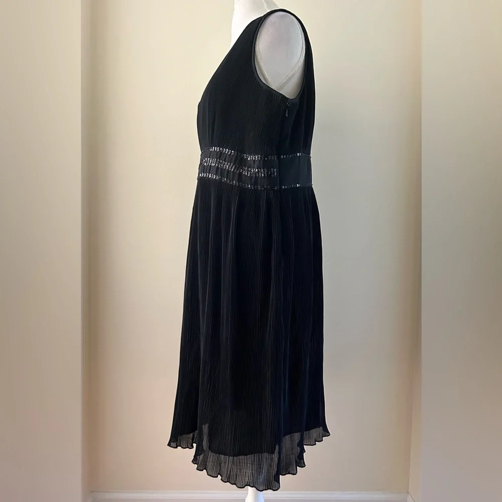 😍BEAUTIFUL Black V-Neck Dress - Picture 3 of 5